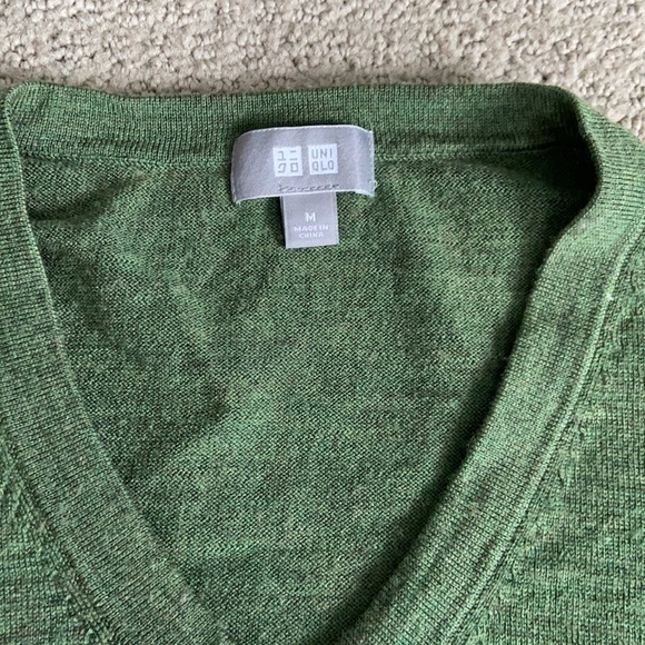 Uniqlo V-Neck Sweater - Picture 4 of 6